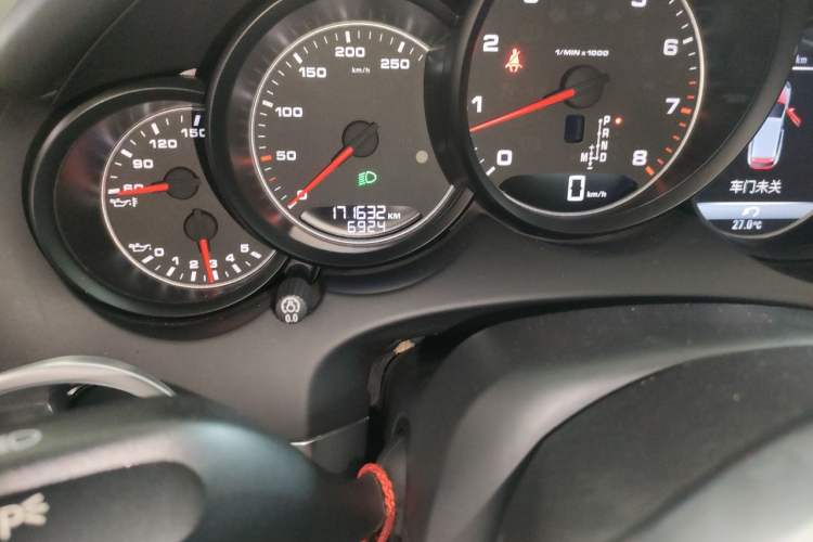 Used Porsche Cayenne 2015 Cayenne 3.0T Odometer Close Up