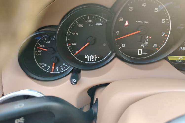 Used Porsche Cayenne 2015 Cayenne 3.0T Odometer Close Up