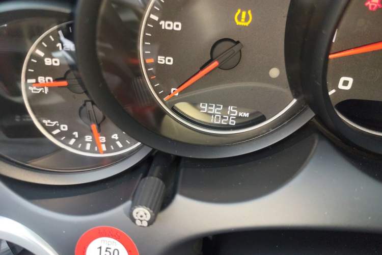Used Porsche Cayenne 2015 Cayenne 3.0T Odometer Close Up