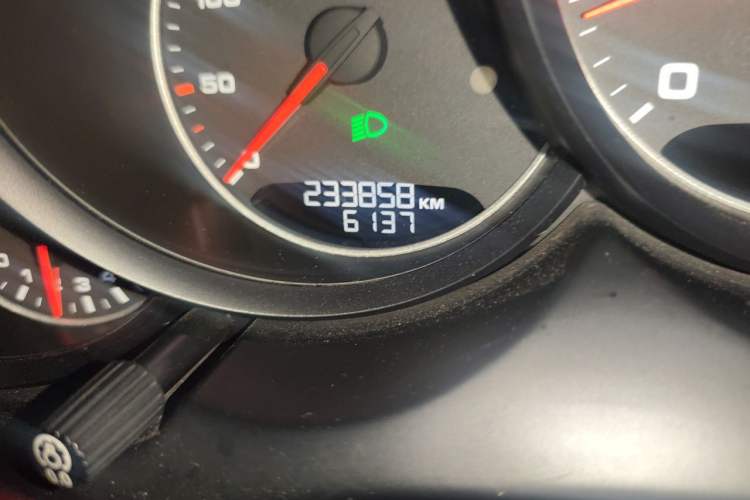 Used Porsche Cayenne 2015 Cayenne 3.0T Odometer Close Up