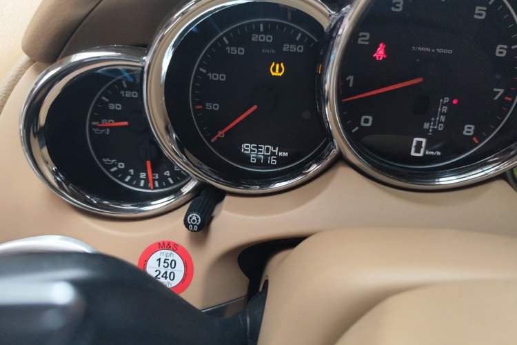 Used Porsche Cayenne 2015 Cayenne 3.0T Odometer Close Up