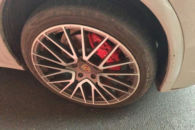 Used Porsche Cayenne 2015 Cayenne 3.0T Right Front Wheel Hub
