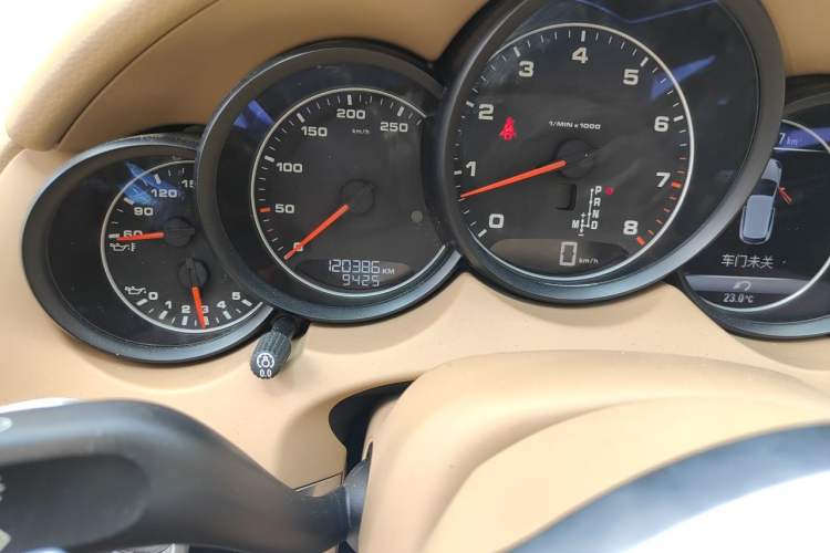 Used Porsche Cayenne 2015 Cayenne 3.0T Odometer Close Up