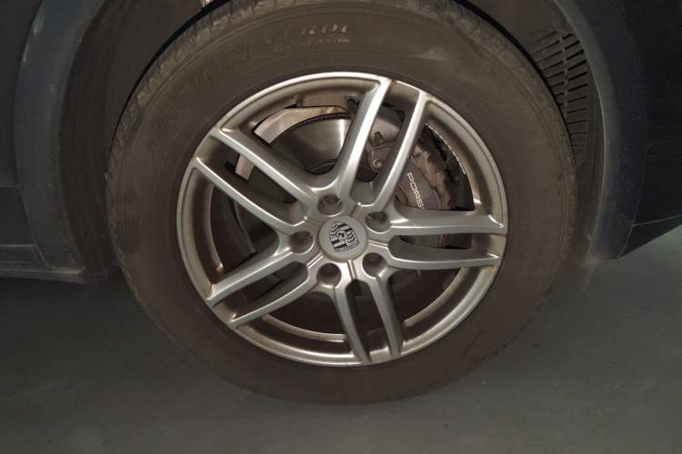 Used Porsche Cayenne 2015 Cayenne 3.0T Right Front Wheel Hub