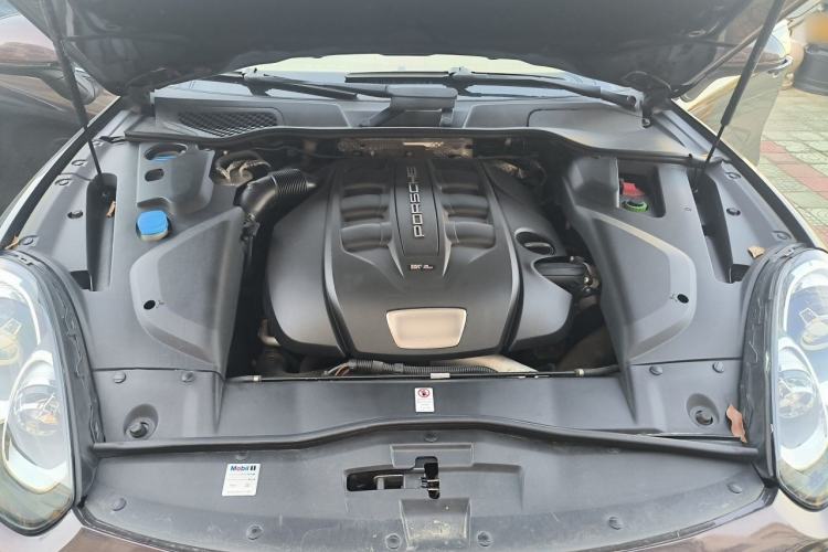 Used Porsche Cayenne 2015 3.0T Engine Bay