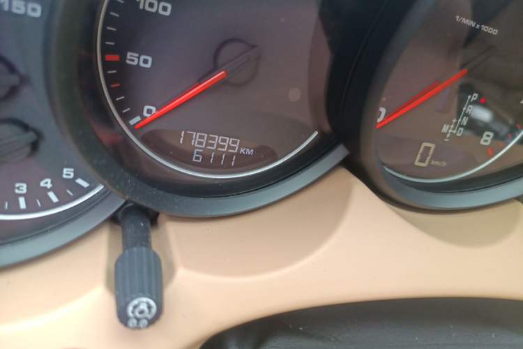 Used Porsche Cayenne 2015 Cayenne 3.0T Odometer Close Up