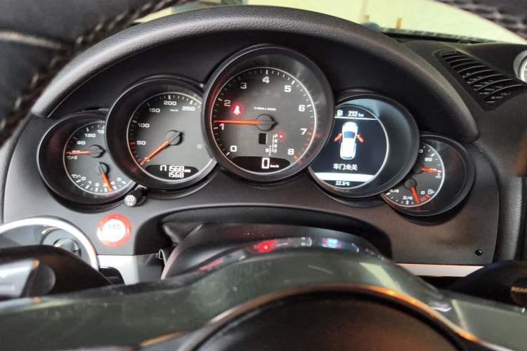 Used Porsche Cayenne 2015 Cayenne 3.0T Odometer Close Up