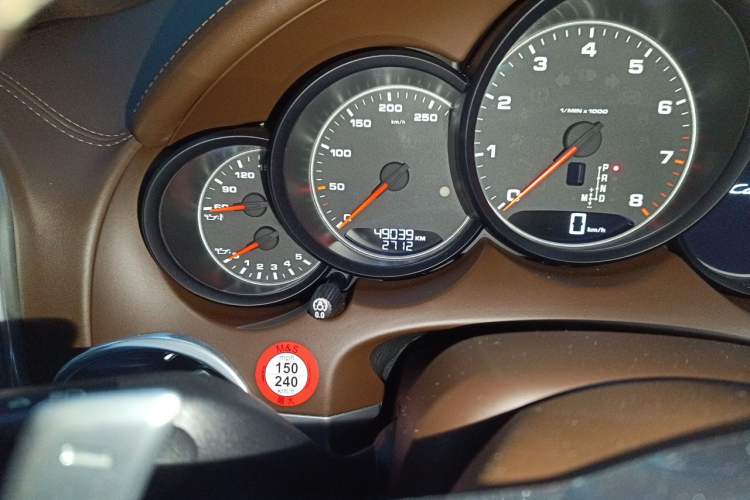 Used Porsche Cayenne 2015 Cayenne 3.0T Odometer Close Up