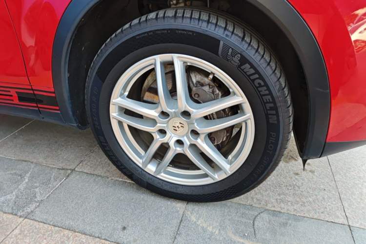Used Porsche Cayenne 2015 Cayenne 3.0T Right Front Wheel Hub