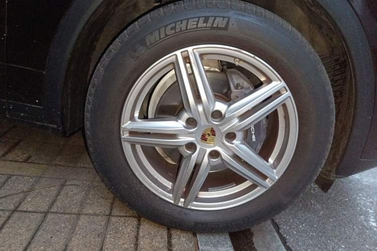 Used Porsche Cayenne 2015 Cayenne 3.0T Right Front Wheel Hub