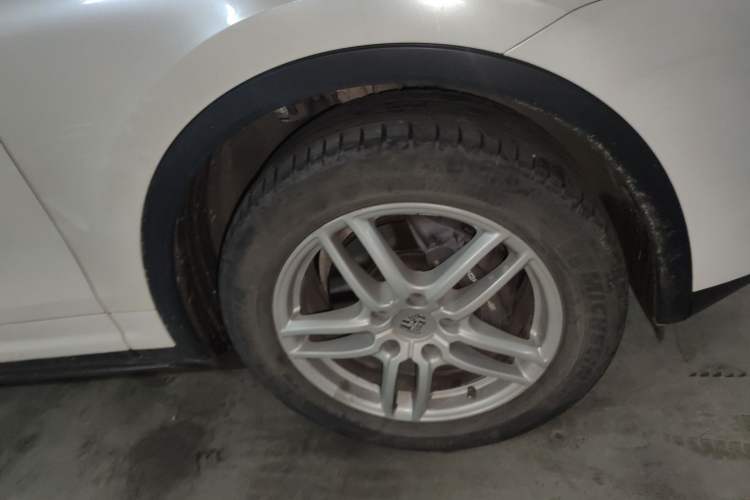 Used Porsche Cayenne 2015 Cayenne 3.0T Right Front Wheel Hub