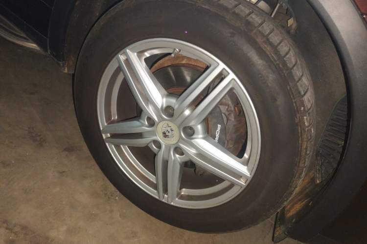 Used Porsche Cayenne 2015 Cayenne 3.0T Right Front Wheel Hub