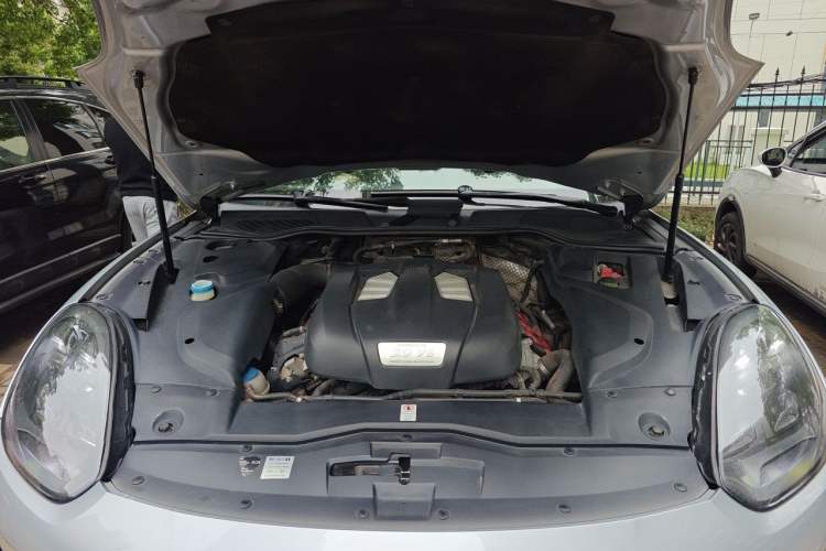 Used Porsche Cayenne 2015 Cayenne 3.0T Engine Bay