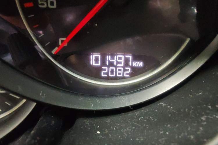 Used Porsche Cayenne 2015 Cayenne 3.0T Odometer Close Up