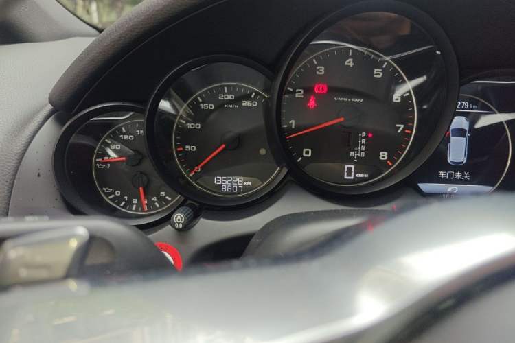 Used Porsche Cayenne 2015 Cayenne 3.0T Odometer Close Up