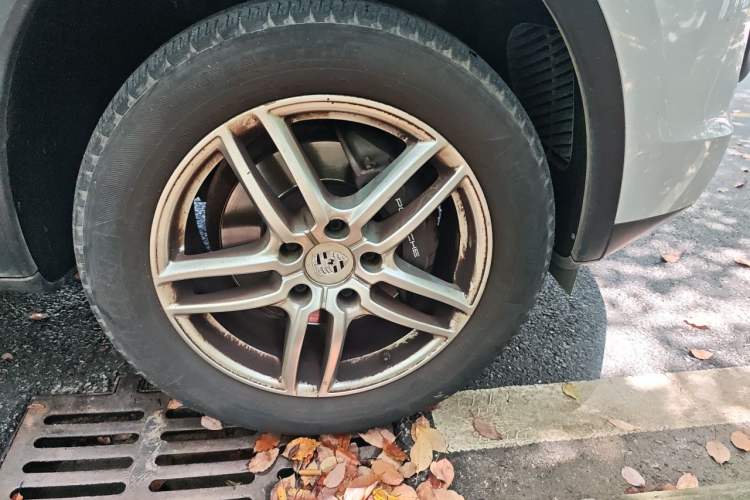Used Porsche Cayenne 2015 Cayenne 3.0T Right Front Wheel Hub