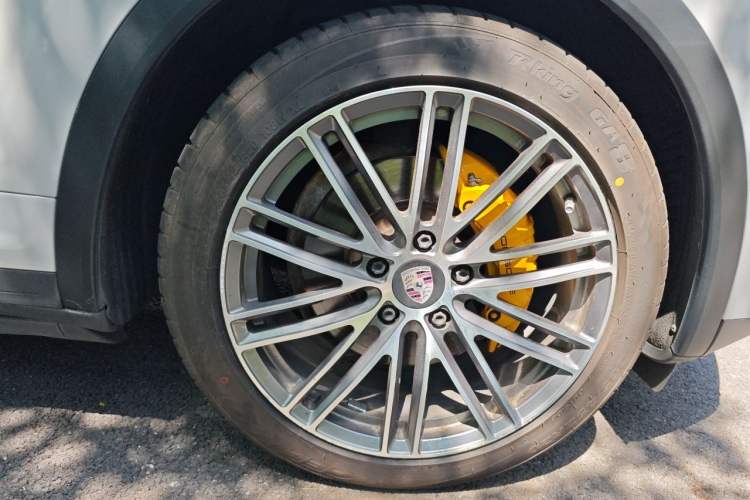 Used Porsche Cayenne 2015 Cayenne 3.0T Right Front Wheel Hub