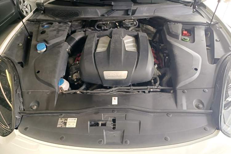 Used Porsche Cayenne 2015 Cayenne 3.0T Engine Bay