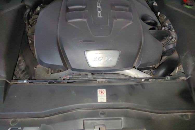 Used Porsche Cayenne 2015 3.0T Engine Bay