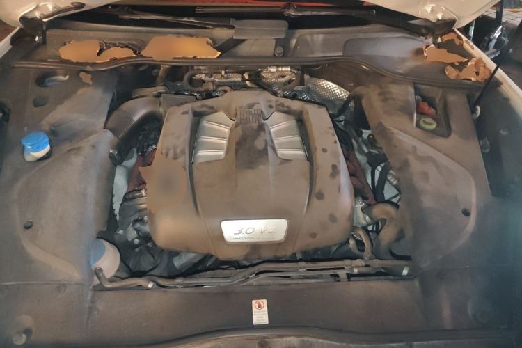 Used Porsche Cayenne 2015 Cayenne 3.0T Engine Bay