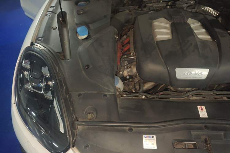 Used Porsche Cayenne 2015 Cayenne 3.0T Engine Bay Right