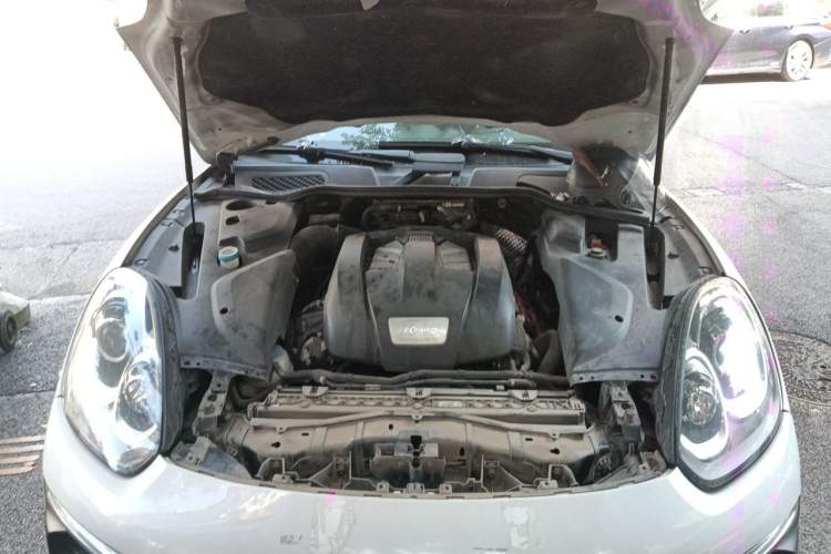 Used Porsche Cayenne 2015 Cayenne 3.0T Engine Bay