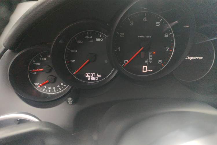 Used Porsche Cayenne 2015 Cayenne 3.0T Odometer Close Up