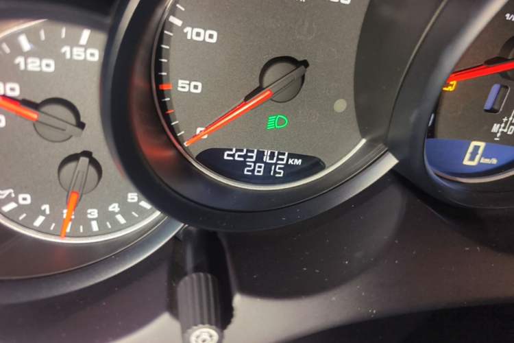 Used Porsche Cayenne 2015 Cayenne 3.0T Odometer Close Up