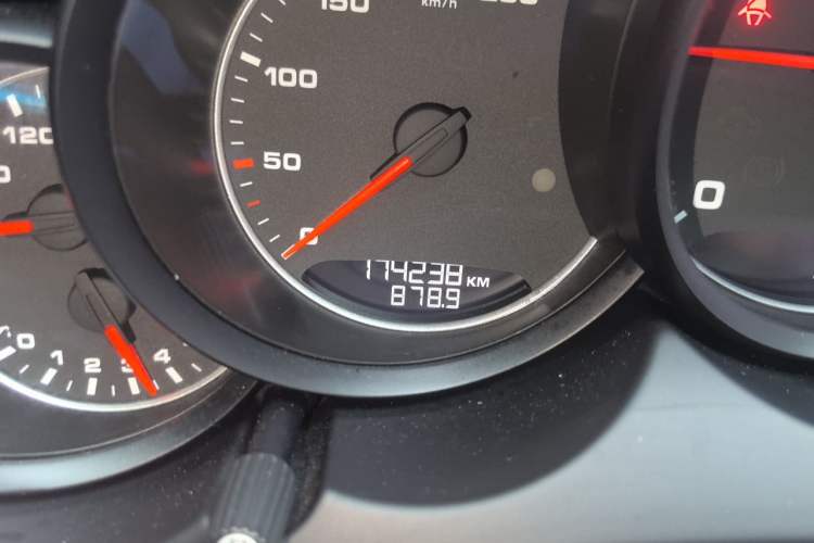 Used Porsche Cayenne 2015 Cayenne 3.0T Odometer Close Up