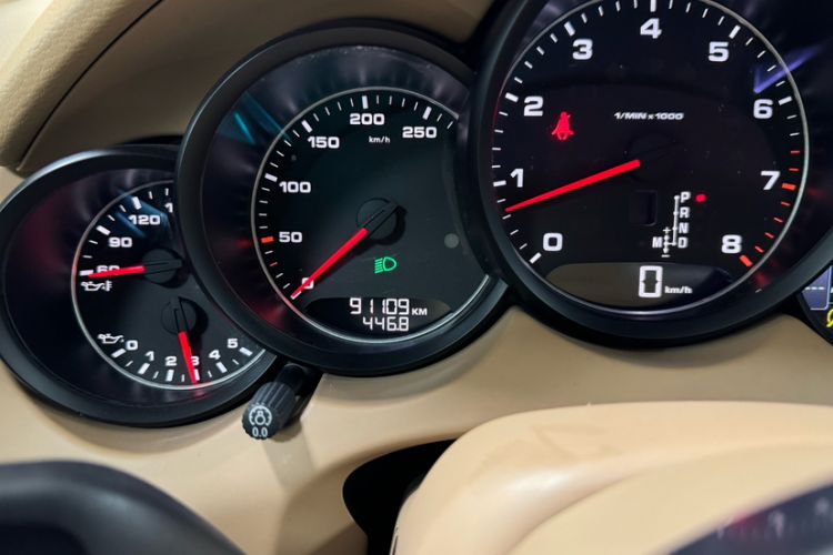 Used Porsche Cayenne 2015 Cayenne 3.0T Odometer Close Up