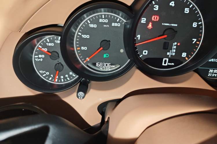 Used Porsche Cayenne 2015 Cayenne 3.0T Odometer Close Up