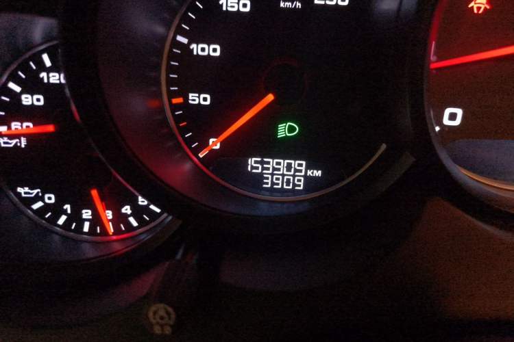 Used Porsche Cayenne 2015 Cayenne 3.0T Odometer Close Up