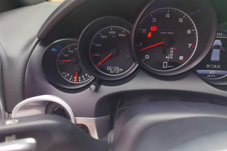 Used Porsche Cayenne 2015 Cayenne 3.0T Odometer Close Up