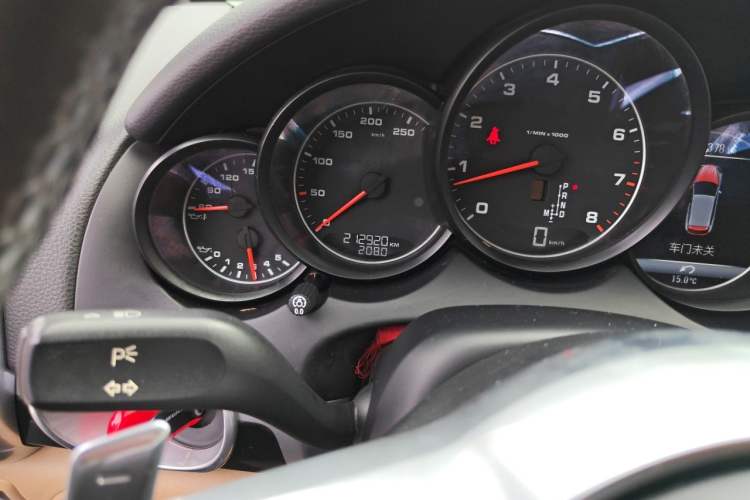 Used Porsche Cayenne 2015 Cayenne 3.0T Odometer Close Up