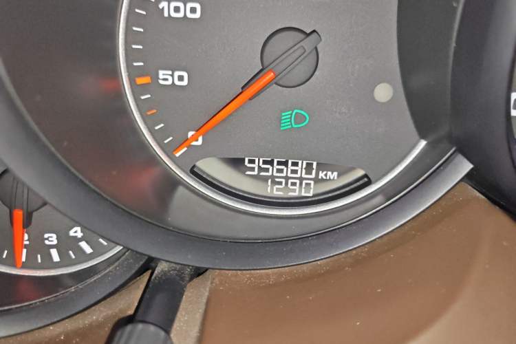 Used Porsche Cayenne 2015 Cayenne 3.0T Odometer Close Up