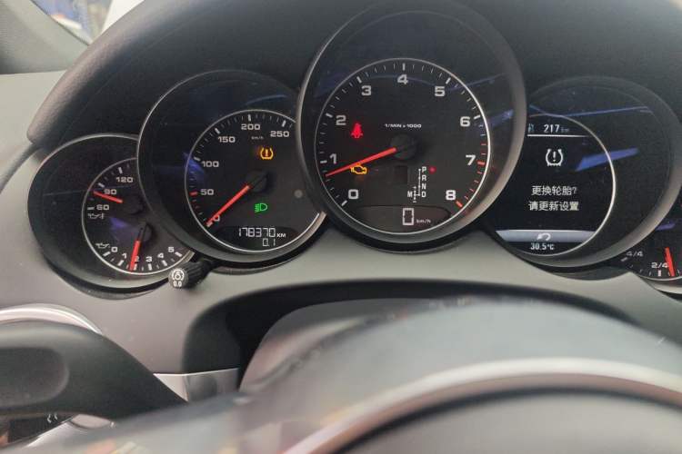 Used Porsche Cayenne 2015 Cayenne 3.0T Odometer Close Up