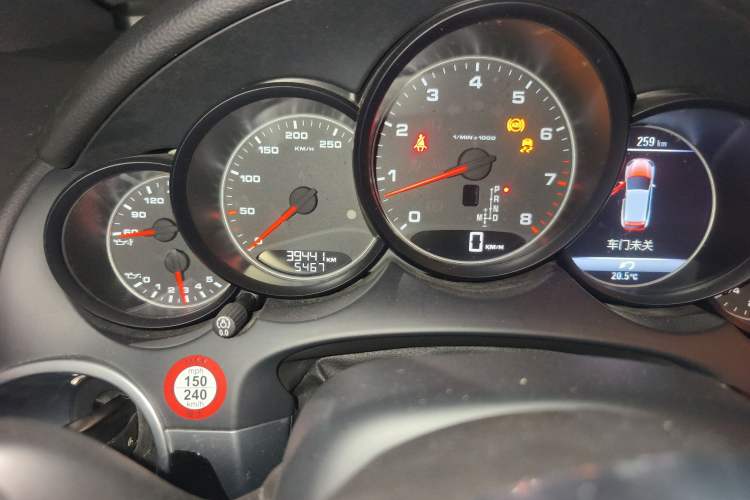 Used Porsche Cayenne 2015 Cayenne 3.0T Odometer Close Up