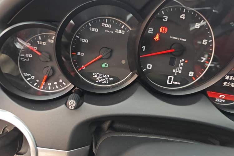 Used Porsche Cayenne 2015 Cayenne 3.0T Odometer Close Up