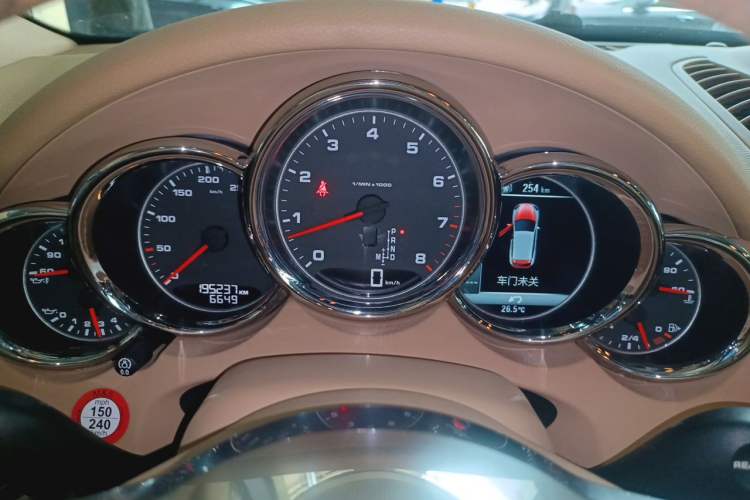 Used Porsche Cayenne 2015 Cayenne 3.0T Odometer Close Up