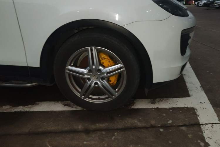 Used Porsche Cayenne 2015 Cayenne 3.0T Right Front Wheel Hub