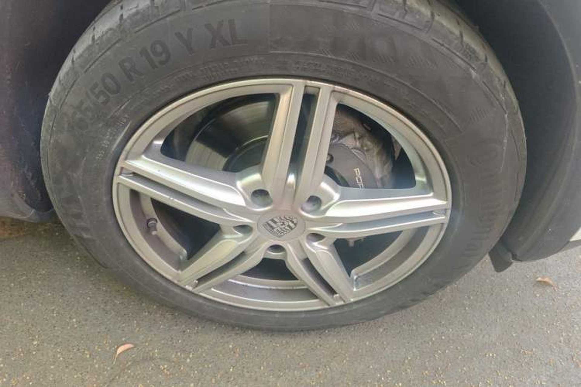 Used Porsche Cayenne 2015 Cayenne 3.0T Right Front Wheel Hub