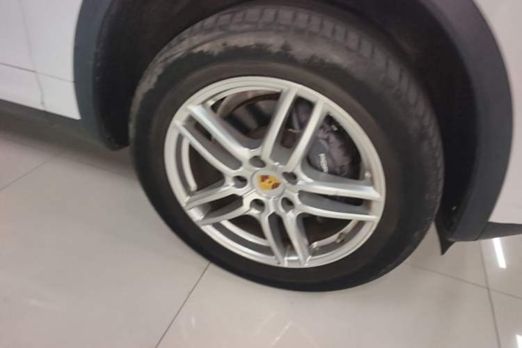 Used Porsche Cayenne 2015 Cayenne 3.0T Right Front Wheel Hub