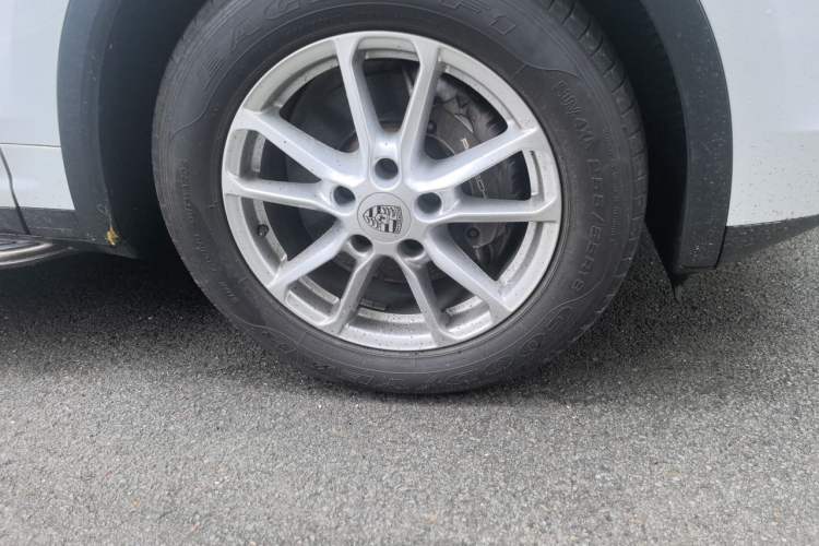 Used Porsche Cayenne 2015 Cayenne 3.0T Right Front Wheel Hub