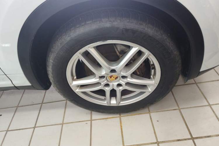 Used Porsche Cayenne 2015 Cayenne 3.0T Right Front Wheel Hub