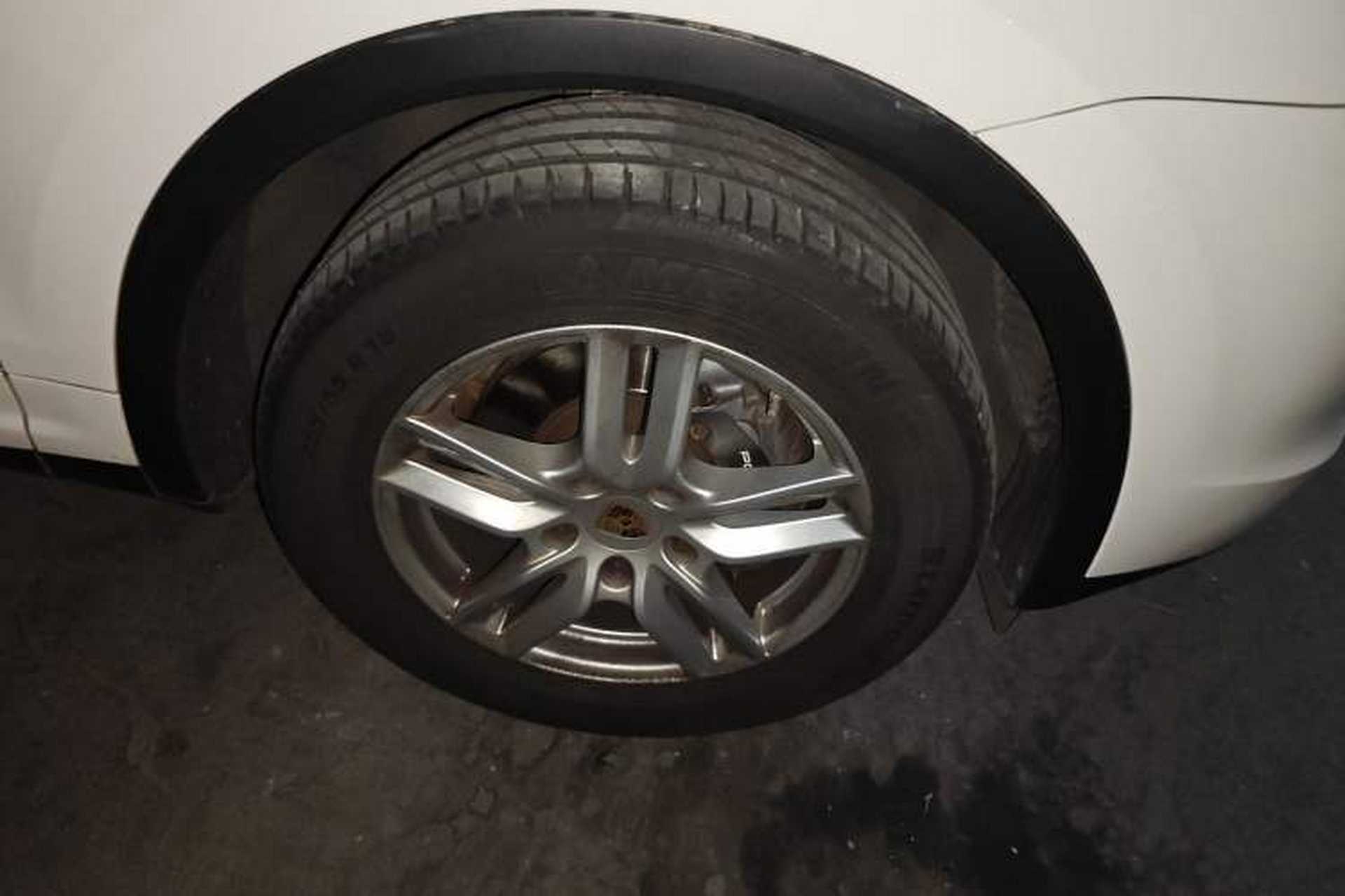 Used Porsche Cayenne 2015 Cayenne 3.0T Right Front Wheel Hub