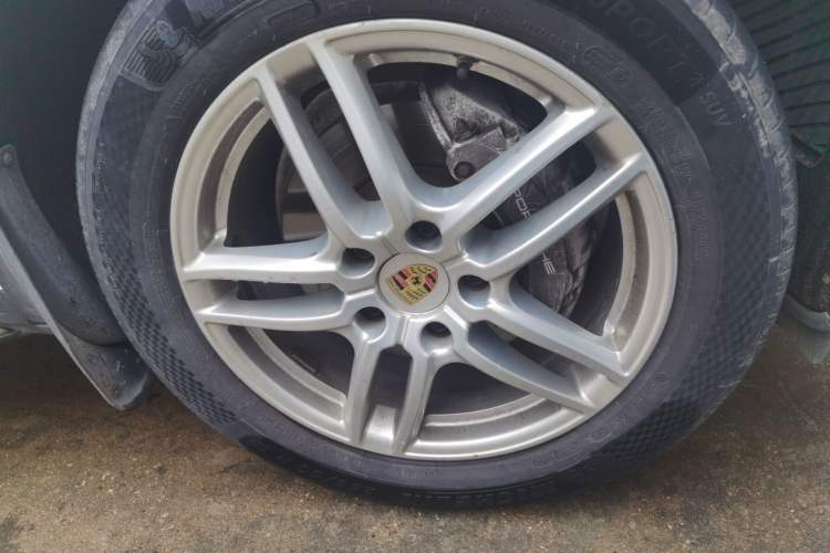Used Porsche Cayenne 2015 Cayenne 3.0T Right Front Wheel Hub