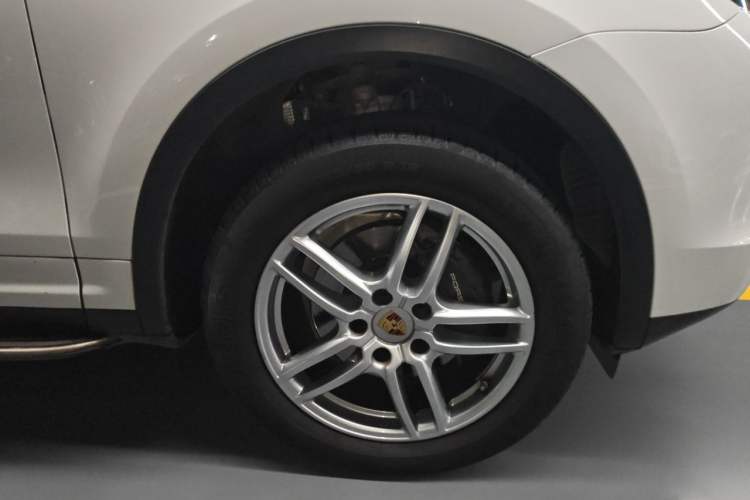 Used Porsche Cayenne 2015 Cayenne 3.0T Right Front Wheel Hub