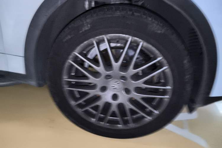 Used Porsche Cayenne 2015 Cayenne 3.0T Right Front Wheel Hub