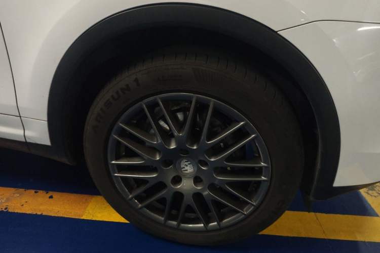 Used Porsche Cayenne 2015 Cayenne 3.0T Right Front Wheel Hub