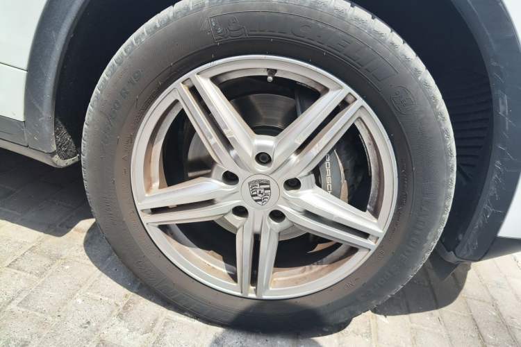 Used Porsche Cayenne 2015 Cayenne 3.0T Right Front Wheel Hub